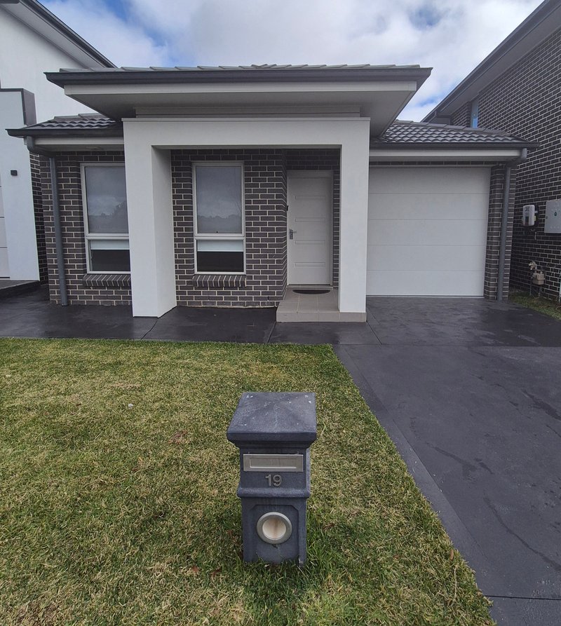Photo - 19 Long Reef Circuit, Gregory Hills NSW 2557 - Image 2