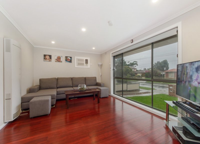 Photo - 19 Lovell Drive, St Albans VIC 3021 - Image 2