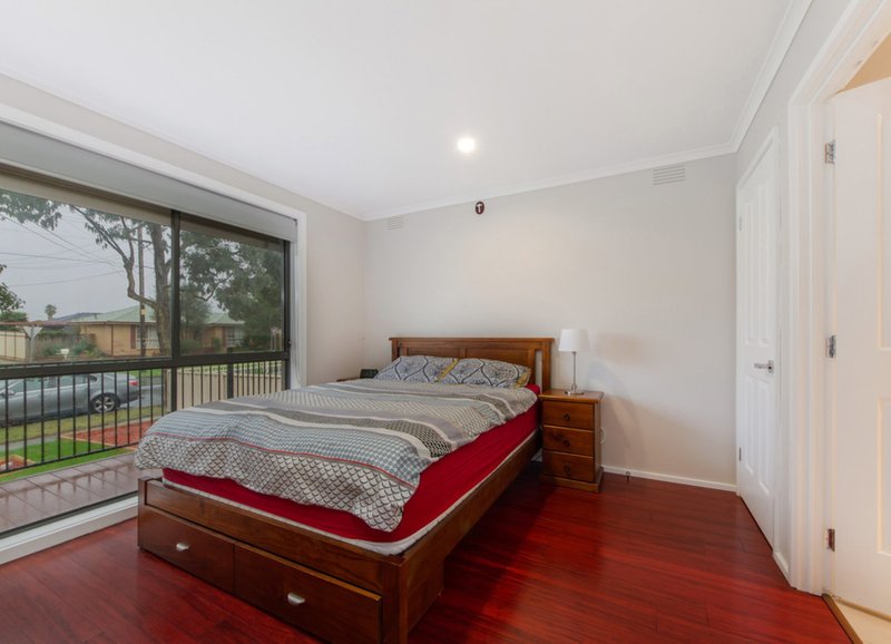 Photo - 19 Lovell Drive, St Albans VIC 3021 - Image 6