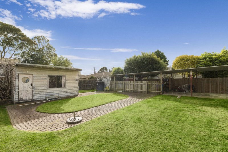 Photo - 19 Luntar Road, Oakleigh South VIC 3167 - Image 4