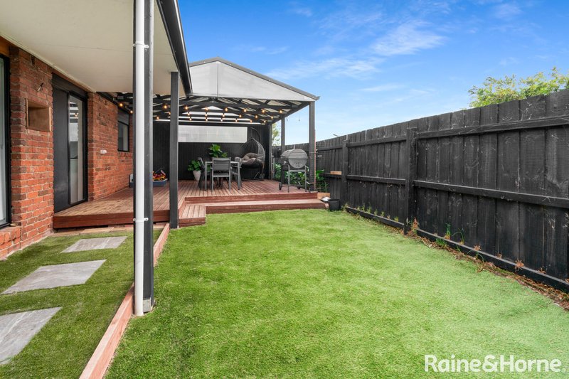 Photo - 19 Magnolia Boulevard, Meadow Heights VIC 3048 - Image 15