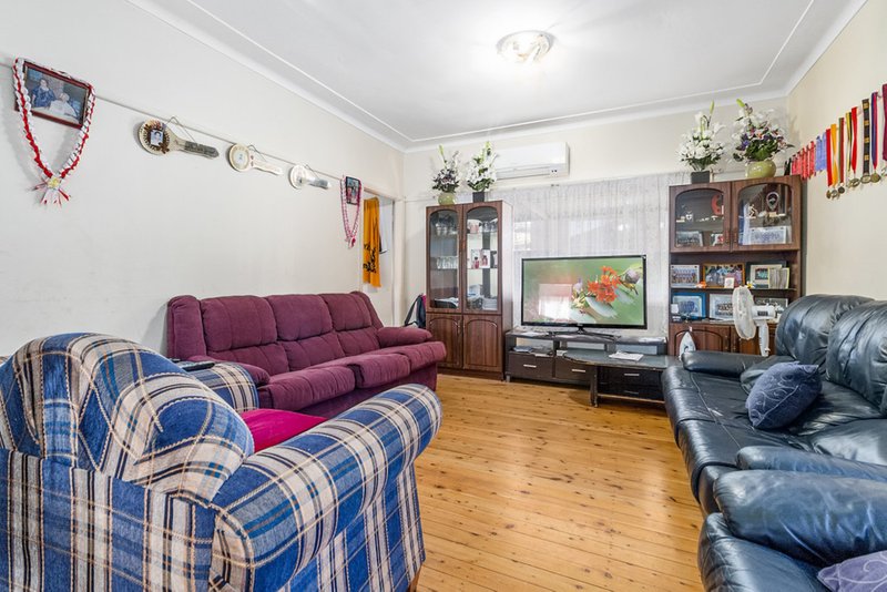 Photo - 19 Mainsbridge Avenue, Liverpool NSW 2170 - Image 2