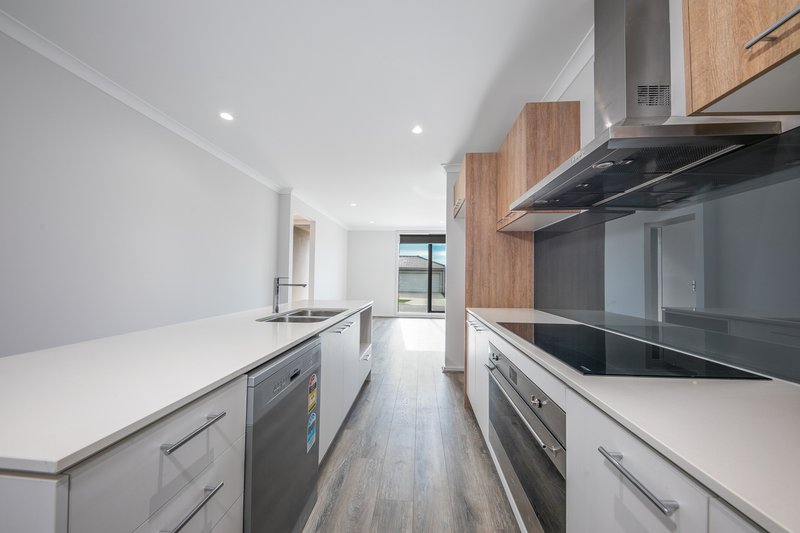 Photo - 19 Malvar Way, Sunbury VIC 3429 - Image 2