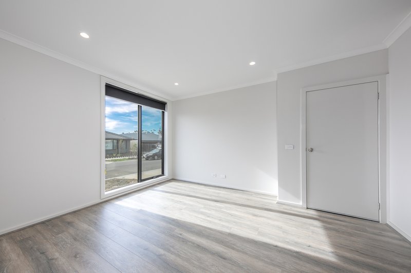 Photo - 19 Malvar Way, Sunbury VIC 3429 - Image 4
