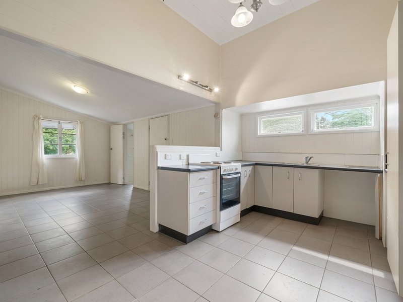 Photo - 19 Mangerton Street, Toogoolawah QLD 4313 - Image 3