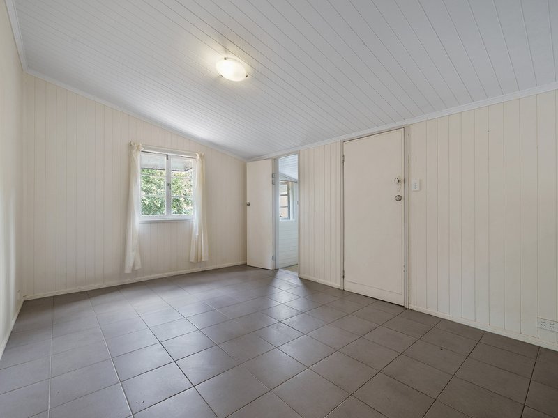 Photo - 19 Mangerton Street, Toogoolawah QLD 4313 - Image 4