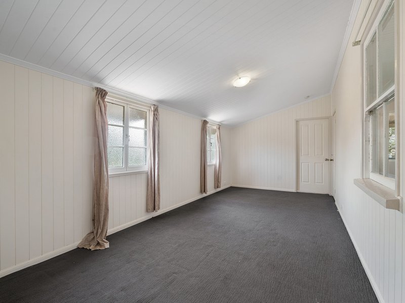 Photo - 19 Mangerton Street, Toogoolawah QLD 4313 - Image 6