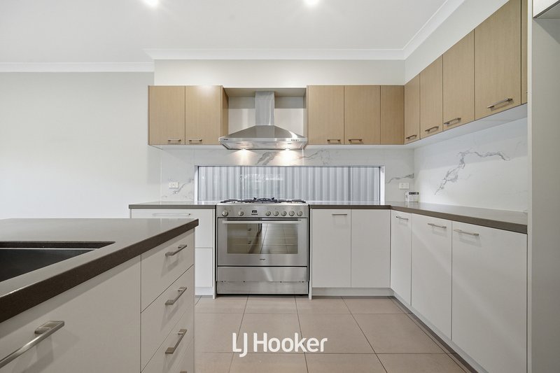 Photo - 19 Mcewan Drive, Cranbourne East VIC 3977 - Image 4