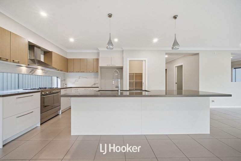 Photo - 19 Mcewan Drive, Cranbourne East VIC 3977 - Image 5