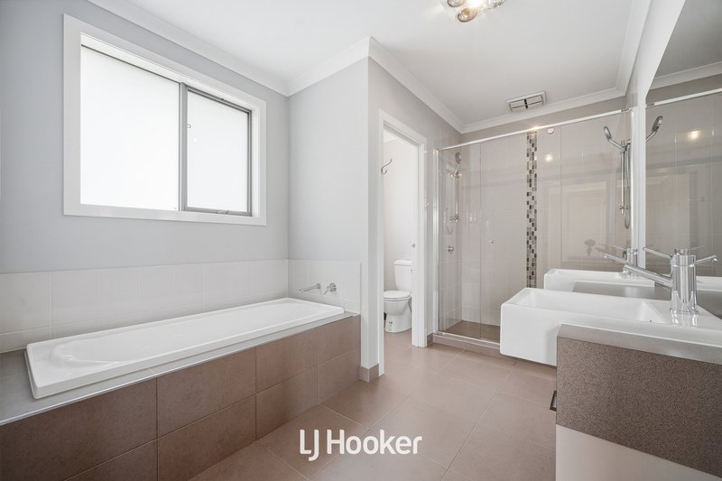 Photo - 19 Mcewan Drive, Cranbourne East VIC 3977 - Image 7