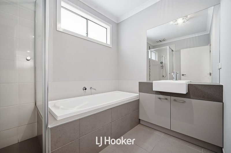 Photo - 19 Mcewan Drive, Cranbourne East VIC 3977 - Image 9