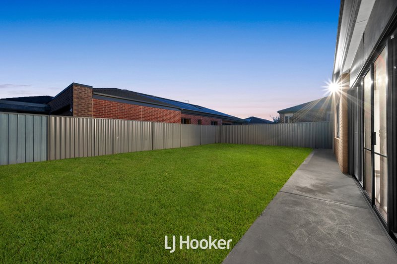 Photo - 19 Mcewan Drive, Cranbourne East VIC 3977 - Image 12