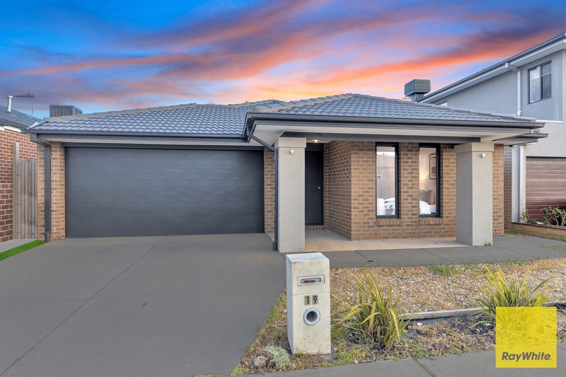 Photo - 19 Mitcham Street, Truganina VIC 3029 - Image 3