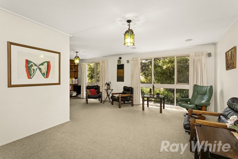 Photo - 19 Monomeith Crescent, Mount Waverley VIC 3149 - Image 3