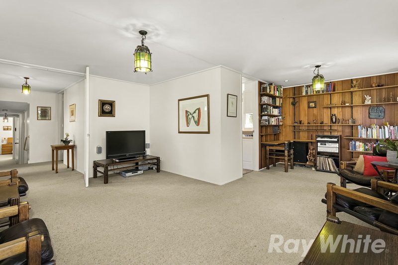 Photo - 19 Monomeith Crescent, Mount Waverley VIC 3149 - Image 4