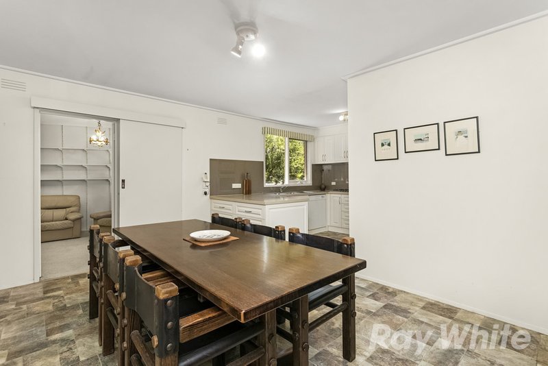 Photo - 19 Monomeith Crescent, Mount Waverley VIC 3149 - Image 5