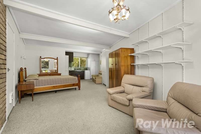 Photo - 19 Monomeith Crescent, Mount Waverley VIC 3149 - Image 9