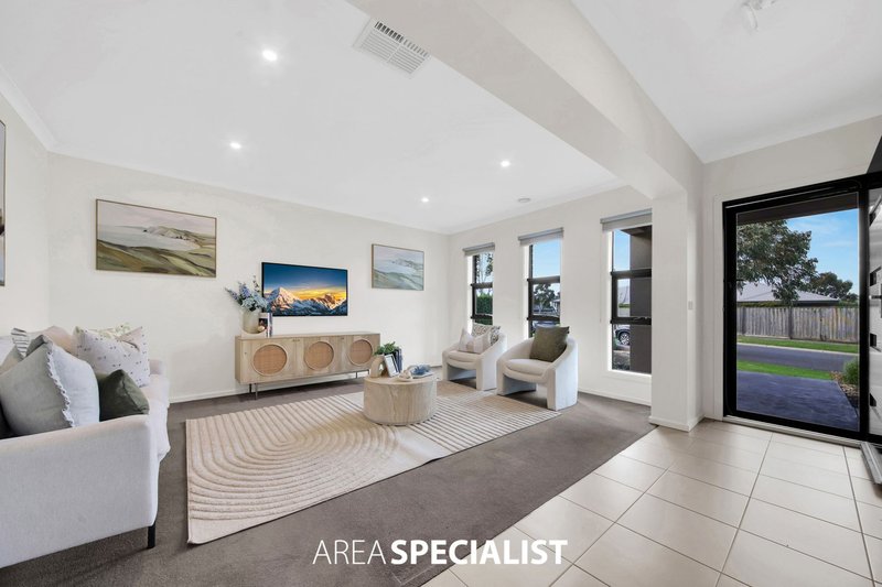 Photo - 19 Montalto Drive, Pakenham VIC 3810 - Image 4