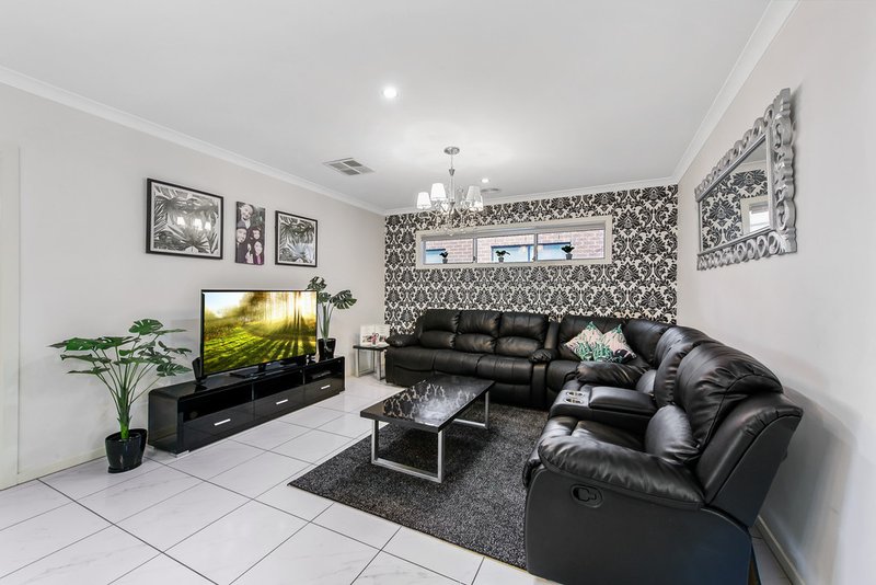 Photo - 19 Moore Drive, Fraser Rise VIC 3336 - Image 7