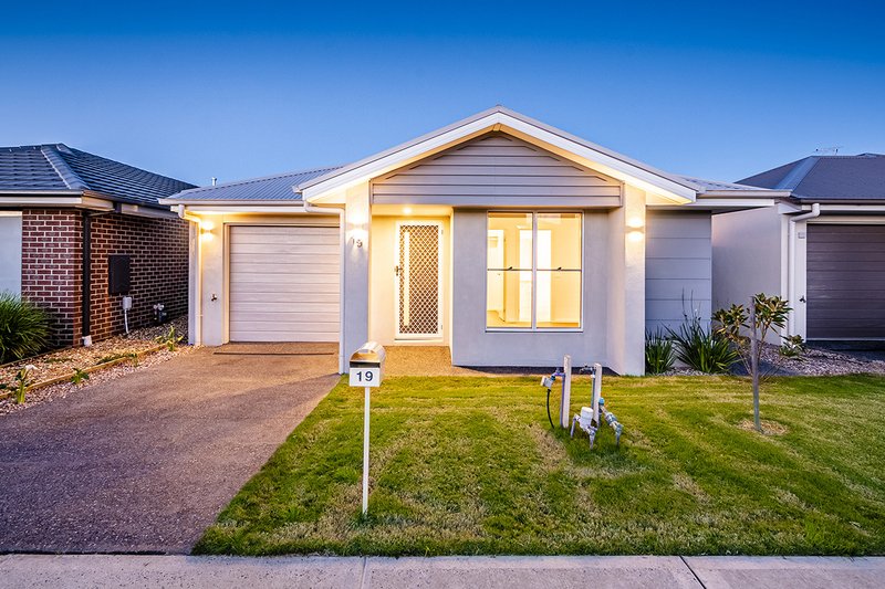 19 Mossey Crescent, Cranbourne East VIC 3977