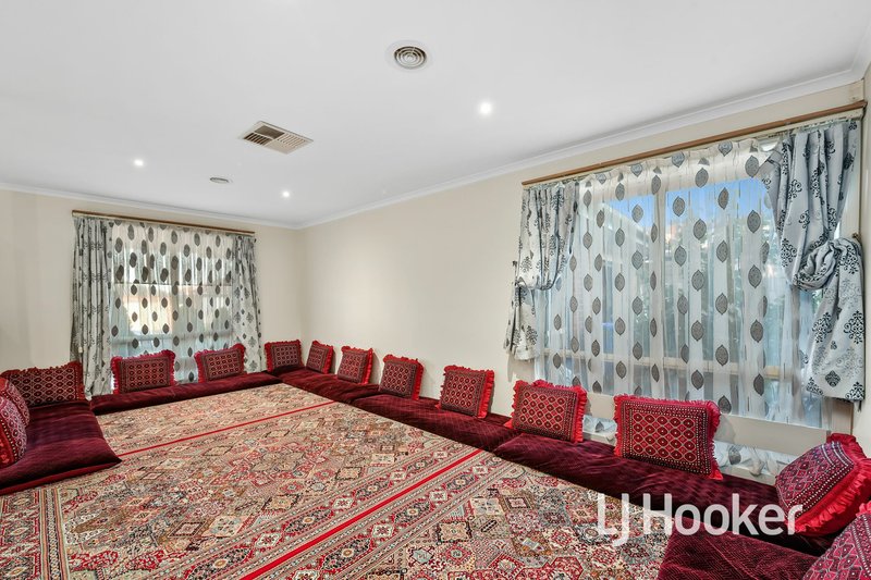 Photo - 19 Nyarrin Place, Cranbourne West VIC 3977 - Image 2