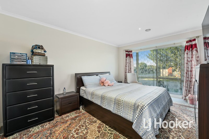 Photo - 19 Nyarrin Place, Cranbourne West VIC 3977 - Image 3