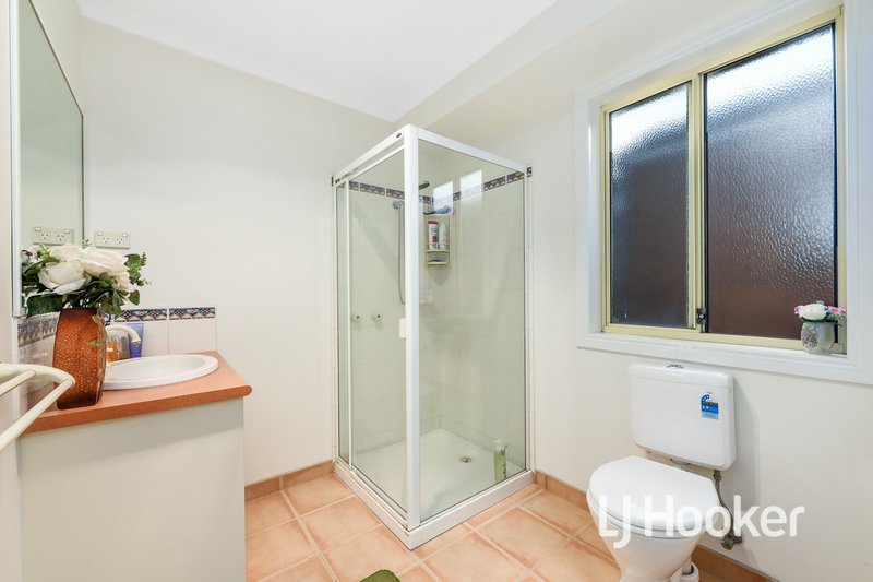 Photo - 19 Nyarrin Place, Cranbourne West VIC 3977 - Image 4