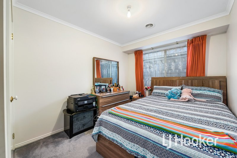 Photo - 19 Nyarrin Place, Cranbourne West VIC 3977 - Image 5