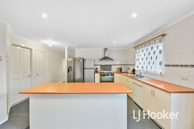 Photo - 19 Nyarrin Place, Cranbourne West VIC 3977 - Image 6