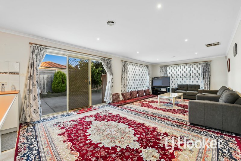 Photo - 19 Nyarrin Place, Cranbourne West VIC 3977 - Image 7