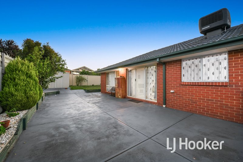 Photo - 19 Nyarrin Place, Cranbourne West VIC 3977 - Image 10