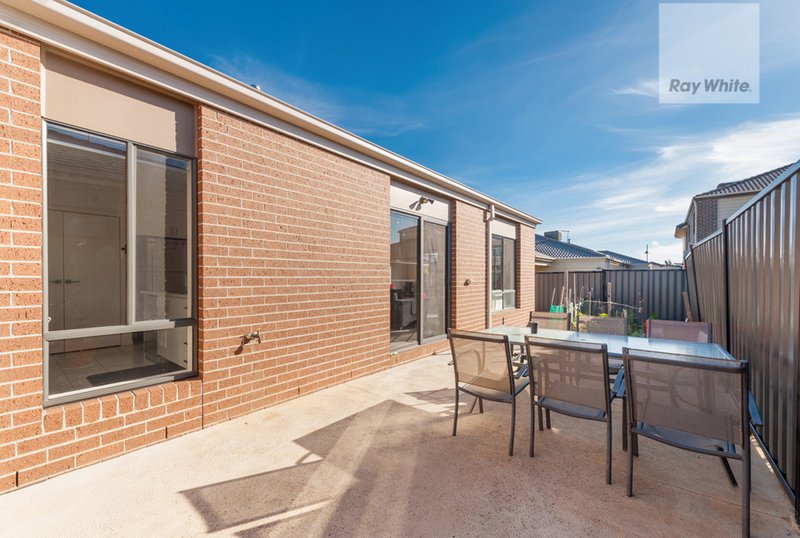 Photo - 19 Oakgrove Drive, Craigieburn VIC 3064 - Image 11