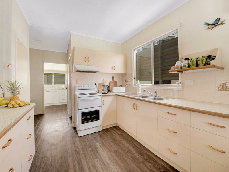 Photo - 19 Ocean Street, Tannum Sands QLD 4680 - Image 3