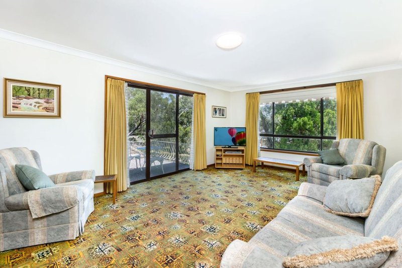 Photo - 19 Panaview Crescent, North Rocks NSW 2151 - Image 4