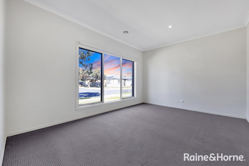 Photo - 19 Pembridge Avenue, Williams Landing VIC 3027 - Image 4