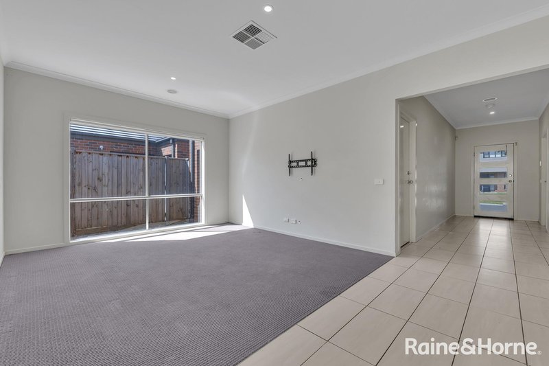 Photo - 19 Pembridge Avenue, Williams Landing VIC 3027 - Image 6