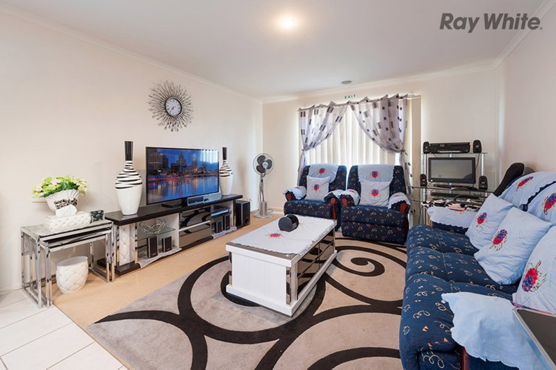 Photo - 19 Pendragon Crescent, Derrimut VIC 3030 - Image 4