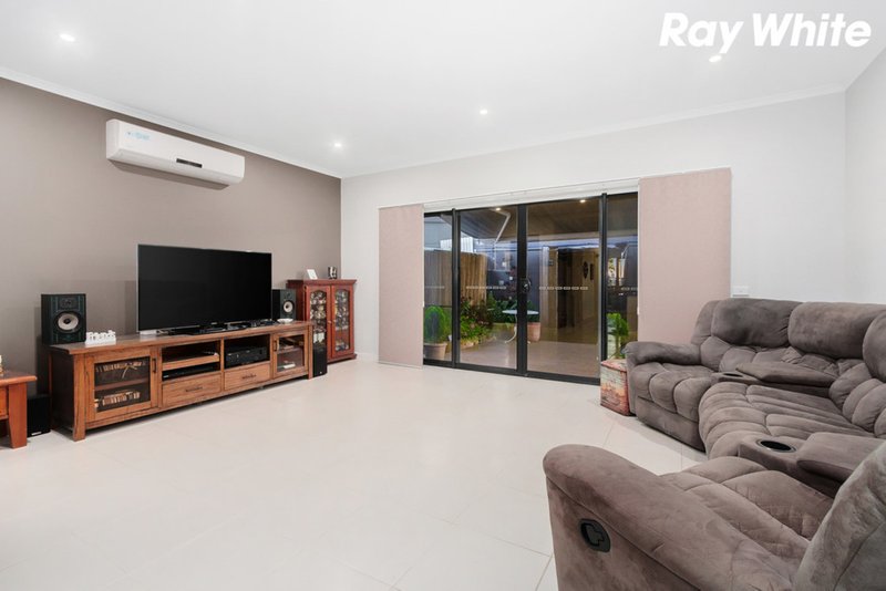 Photo - 19 Pendula Place, Pakenham VIC 3810 - Image 3