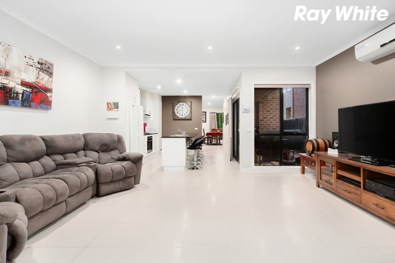 Photo - 19 Pendula Place, Pakenham VIC 3810 - Image 4