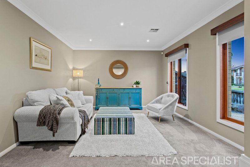 Photo - 19 Pepperbush Crescent, Langwarrin VIC 3910 - Image 4