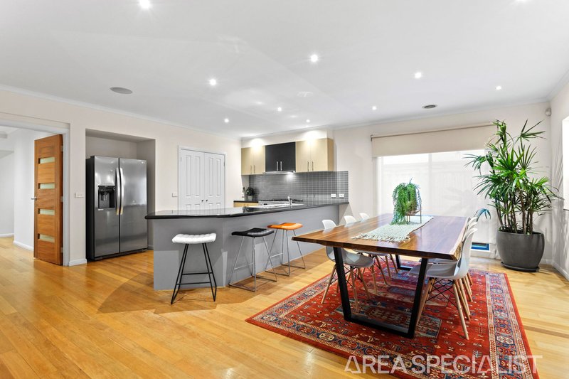 Photo - 19 Pepperbush Crescent, Langwarrin VIC 3910 - Image 5