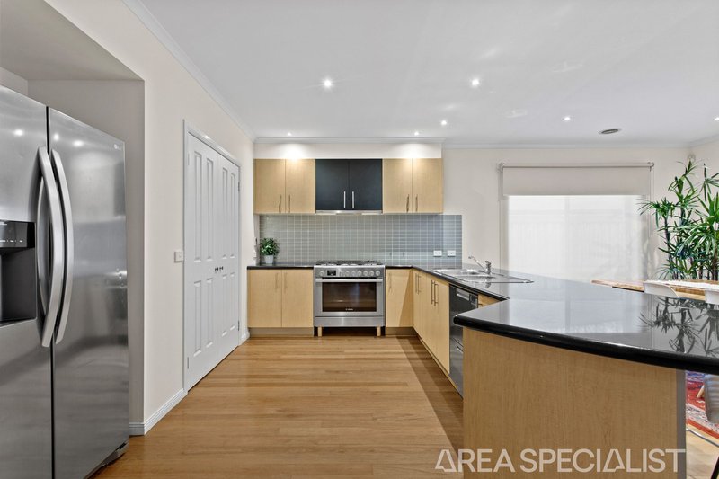 Photo - 19 Pepperbush Crescent, Langwarrin VIC 3910 - Image 6