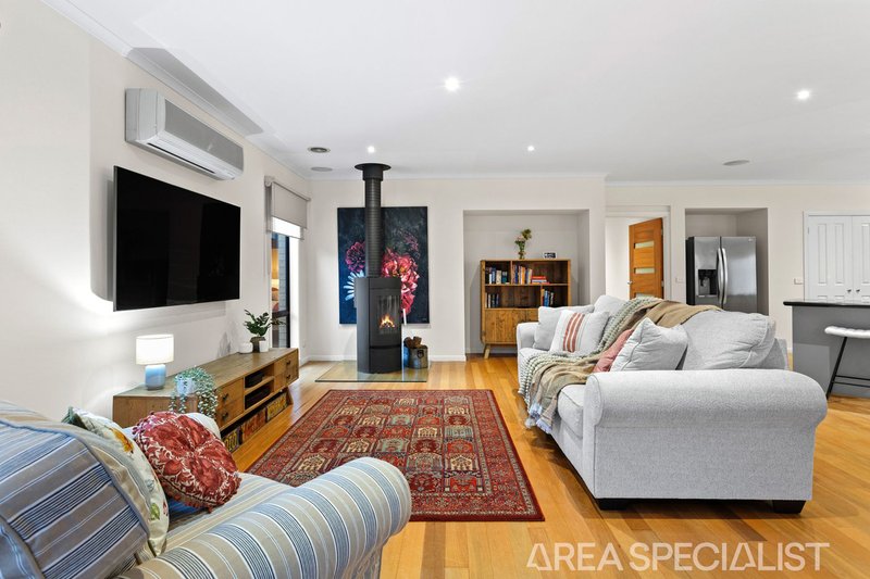 Photo - 19 Pepperbush Crescent, Langwarrin VIC 3910 - Image 8