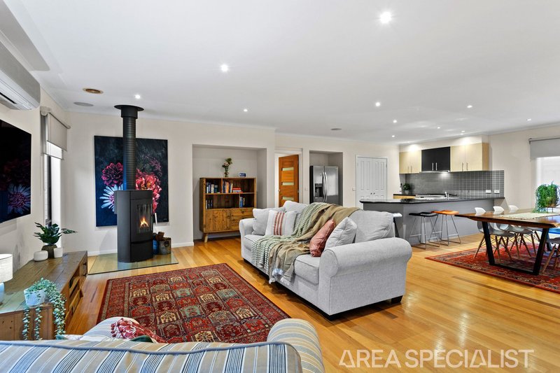 Photo - 19 Pepperbush Crescent, Langwarrin VIC 3910 - Image 9