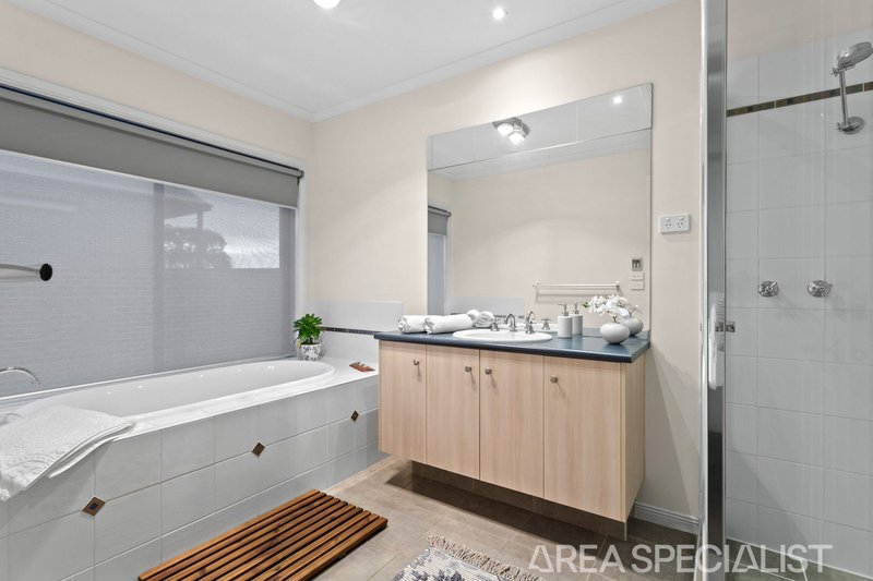 Photo - 19 Pepperbush Crescent, Langwarrin VIC 3910 - Image 16