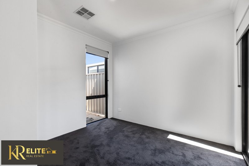 Photo - 19 Pepperbush Crescent, Piara Waters WA 6112 - Image 11