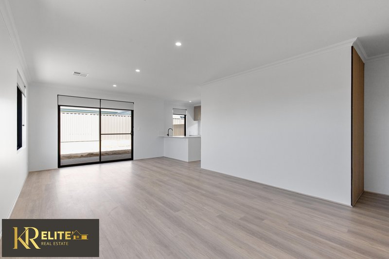 Photo - 19 Pepperbush Crescent, Piara Waters WA 6112 - Image 13