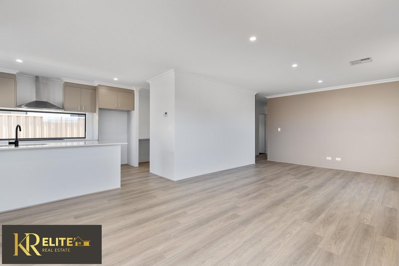 Photo - 19 Pepperbush Crescent, Piara Waters WA 6112 - Image 14