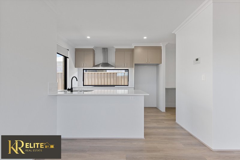 Photo - 19 Pepperbush Crescent, Piara Waters WA 6112 - Image 15