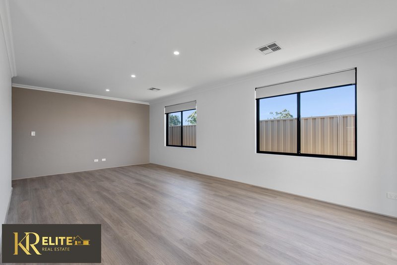 Photo - 19 Pepperbush Crescent, Piara Waters WA 6112 - Image 16